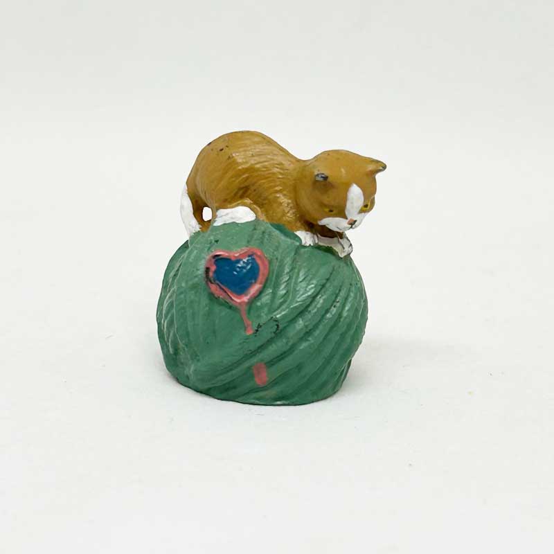 ENESCO 毛糸で遊び猫のミニチュア　メタルフィギュア　シンブル