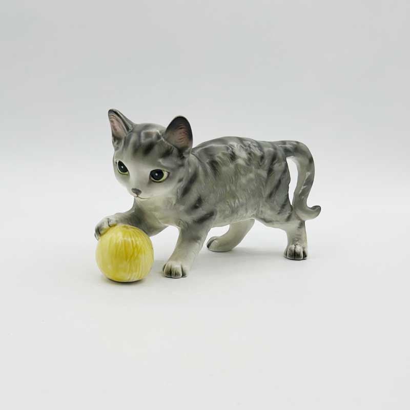 ヴィンテージ 毛糸玉で遊ぶサバトラ猫フィギュリン イギリス輸入