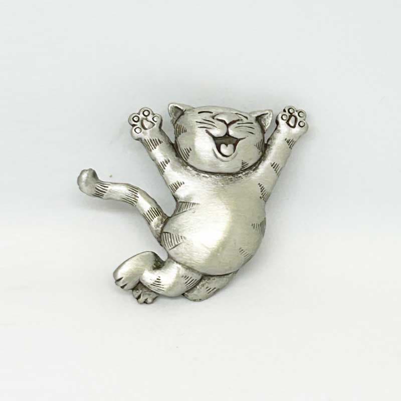 JJ Jonette Jewelry ジャンプして喜んでる猫ちゃんのブローチ　ジェイジェイ　シルバートーン