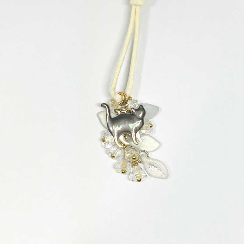 猫チャームとチェコ製花ビーズの紐ネックレス Yukie Takahashi