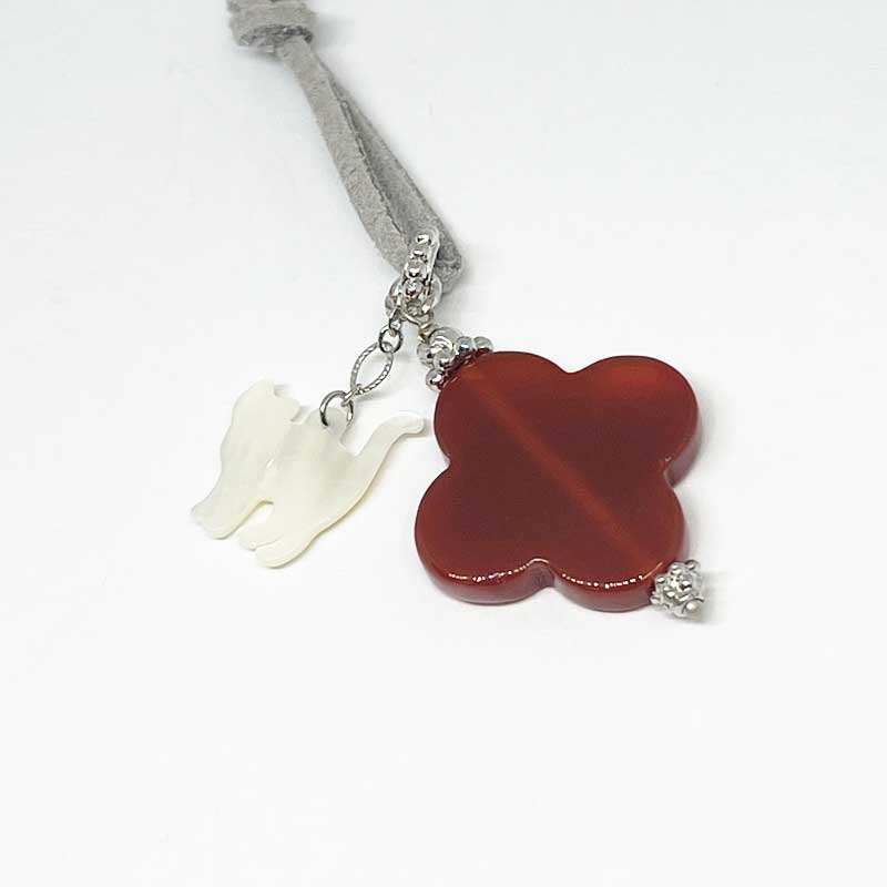 白猫チャームと赤アゲートの紐ネックレス Yukie Takahashi