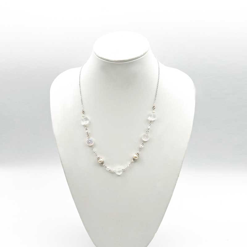 チェコ製猫顔ビーズとコットンパールのネックレス Yukie Takahashi