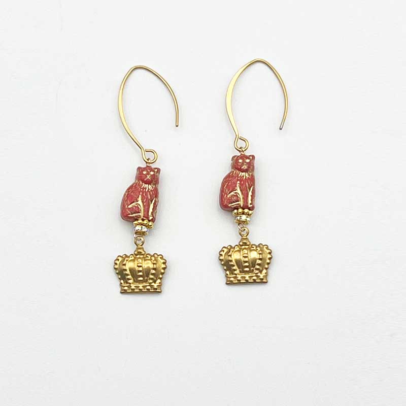 お座り猫と王冠のサージカルステンレスフックのピアス　Yukie Takahashi