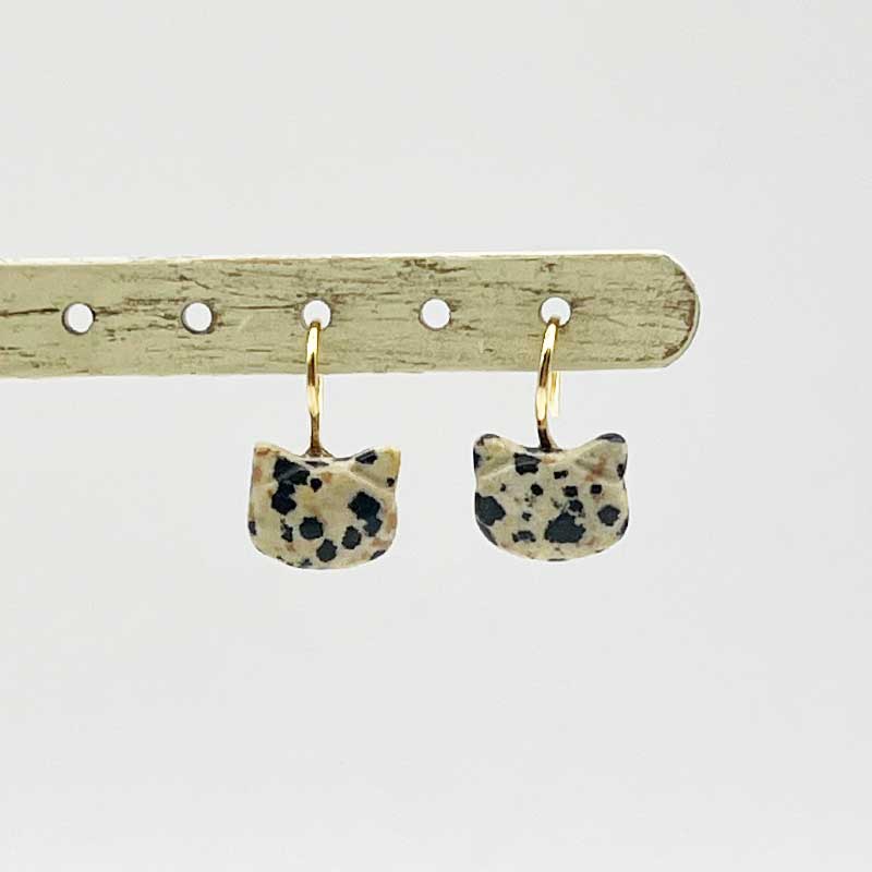 猫型ダルメシアンジャスパーの三毛猫ピアス　Yukie Takahashi