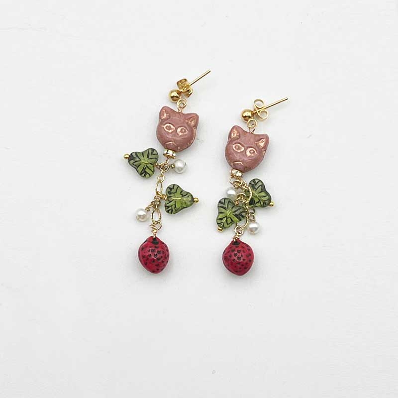 猫と苺のビーズピアス Yukie Takahashi TIM & SAILOR