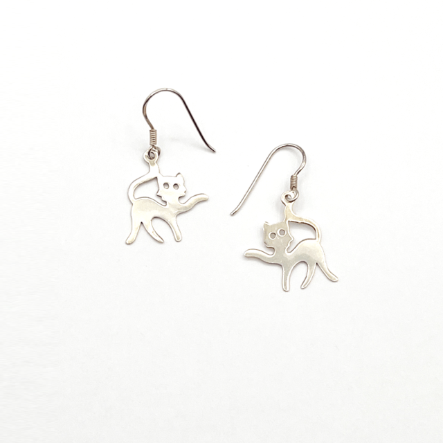 ヴィンテージシルバー925　片足上げ猫型ピアス