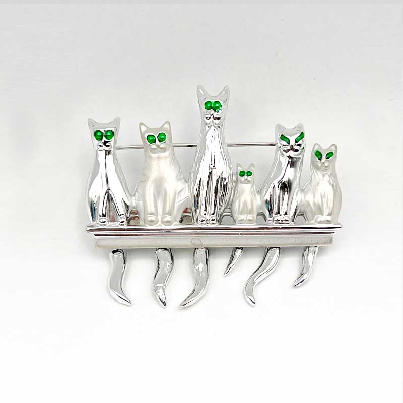 AJC グリーンの瞳の6匹の猫ちゃんのブローチ　シルバートーン