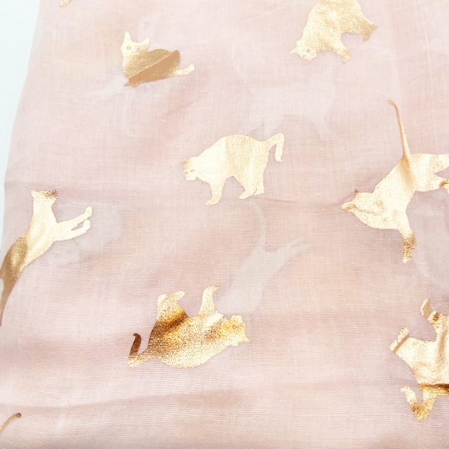 大人可愛い猫柄スカーフ ゴールド色の猫がいっぱいの柔らかい素材のスカーフ　ピンク