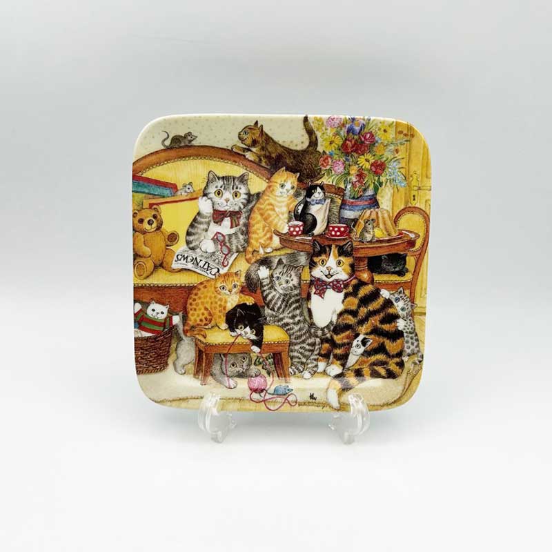 GISELEA BUOMBERGER  猫ファミリーの楽しいティータイム　スクエア型絵皿　ドイツ製