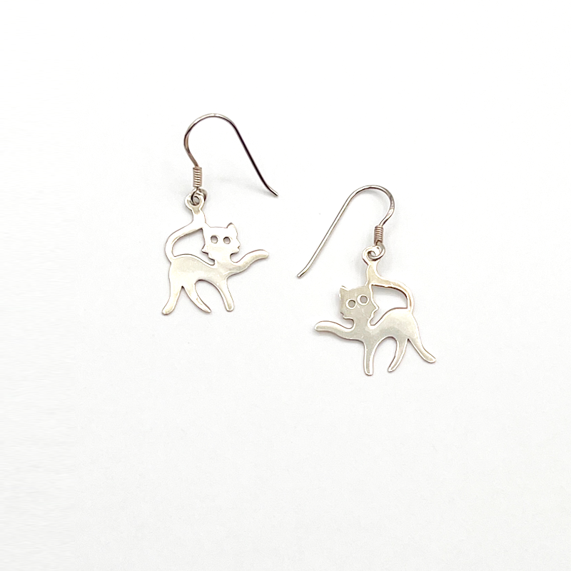 ヴィンテージシルバー925　片足上げ猫型ピアス