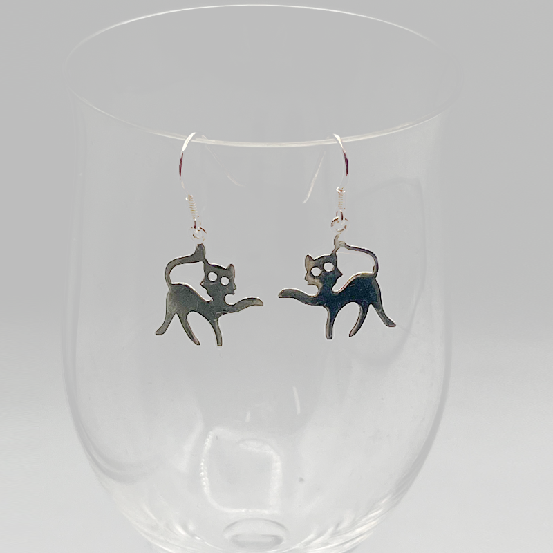 ヴィンテージシルバー925　片足上げ猫型ピアス