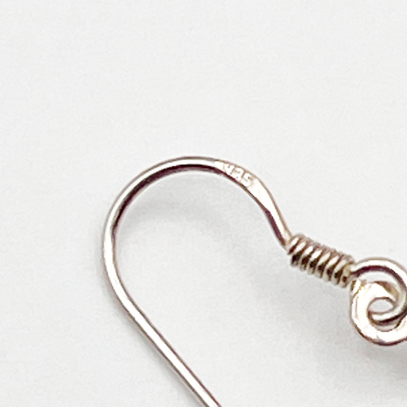 ヴィンテージシルバー925　片足上げ猫型ピアス