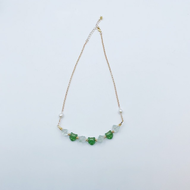 猫顔のビーズとフローライトのネックレス・ピアスのセット　Yukie Takahashi