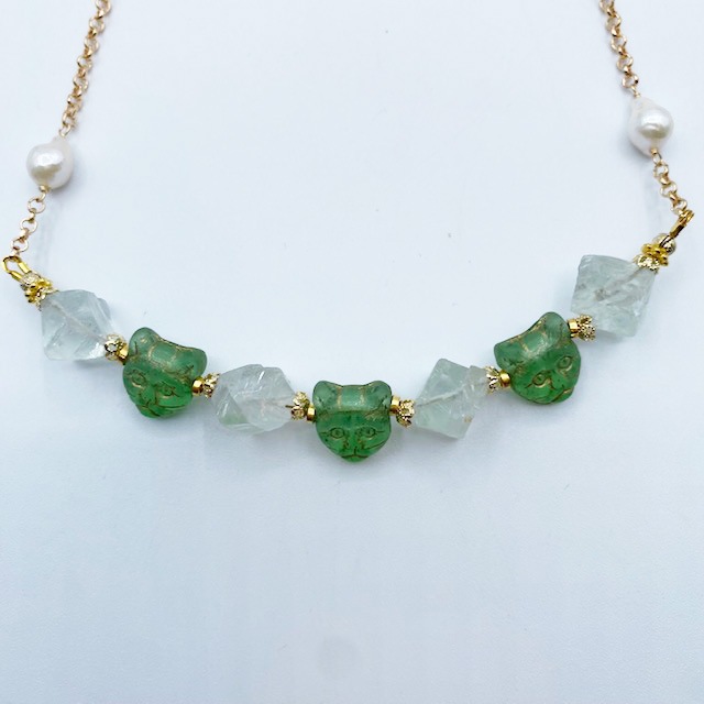 猫顔のビーズとフローライトのネックレス・ピアスのセット　Yukie Takahashi