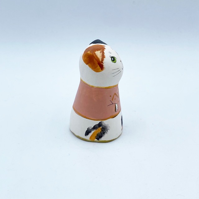 イギリス キャンドルスナッファー ピンク色のジャンパーを着る三毛猫  Merryfield Pottery