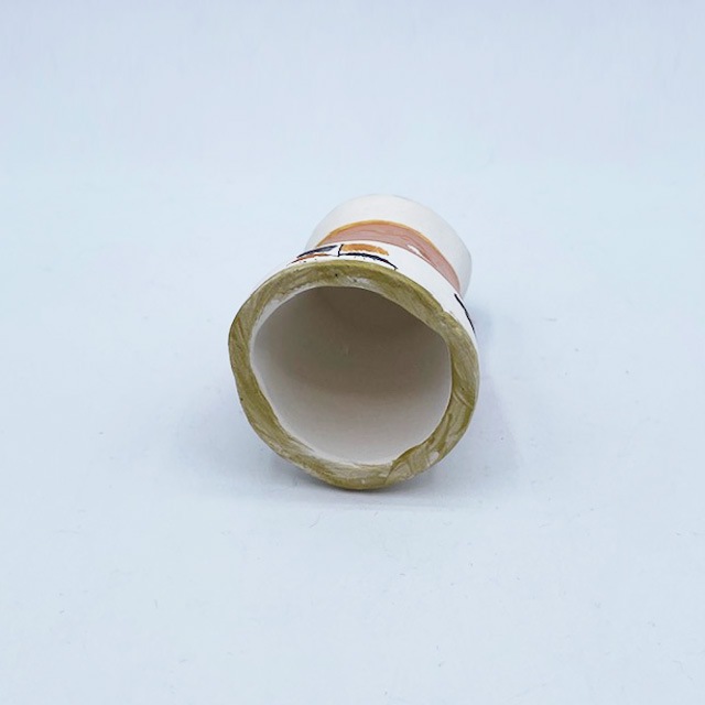 イギリス キャンドルスナッファー ピンク色のジャンパーを着る三毛猫  Merryfield Pottery