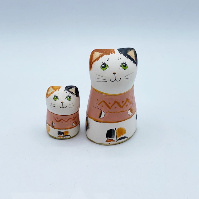 イギリス キャンドルスナッファー ピンク色のジャンパーを着る三毛猫  Merryfield Pottery