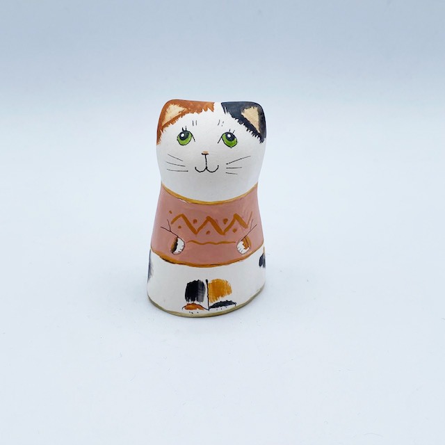 イギリス キャンドルスナッファー ピンク色のジャンパーを着る三毛猫  Merryfield Pottery
