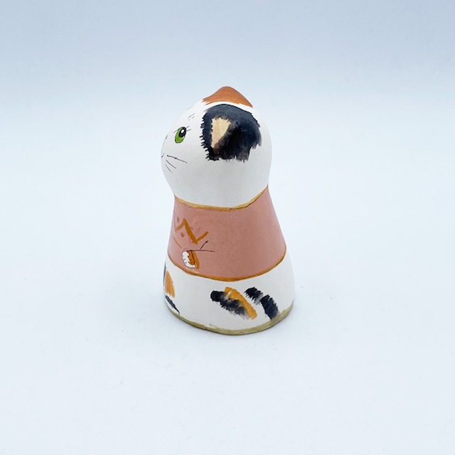 イギリス キャンドルスナッファー ピンク色のジャンパーを着る三毛猫  Merryfield Pottery