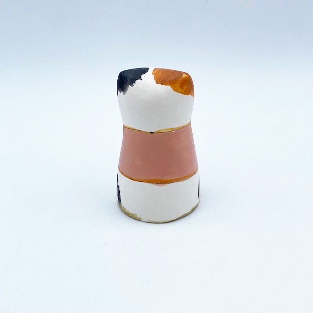 イギリス キャンドルスナッファー ピンク色のジャンパーを着る三毛猫  Merryfield Pottery