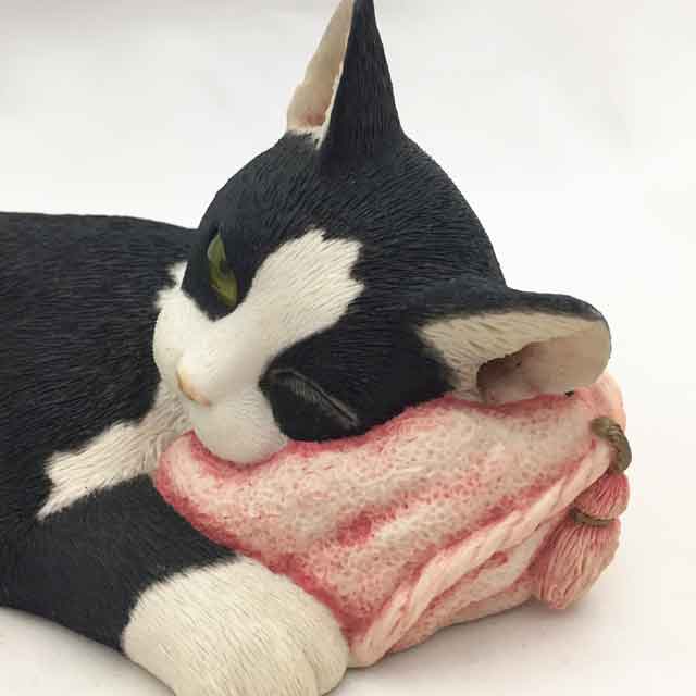 シェラット＆シンプソン 大きめの猫フィギュリン 黒白ハチワレ猫