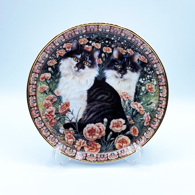ダンバリーミント レズリー・アン・アイボリー猫の絵皿 Cats Among the Flowers　BAROS AND NATCHIE IN CARNATIONS