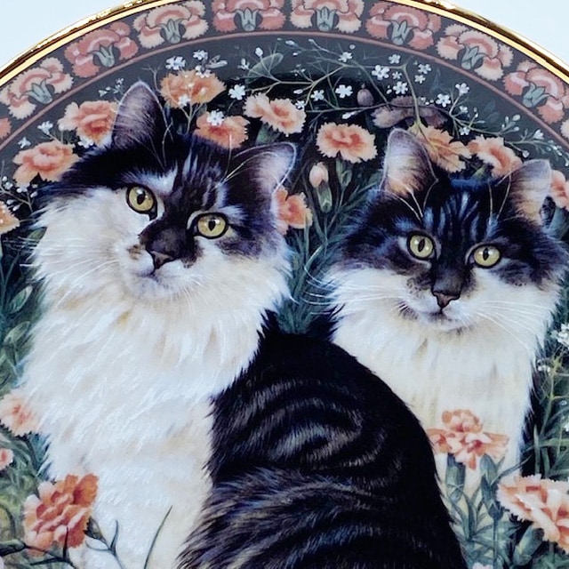 ダンバリーミント レズリー・アン・アイボリー猫の絵皿 Cats Among the Flowers　BAROS AND NATCHIE IN CARNATIONS