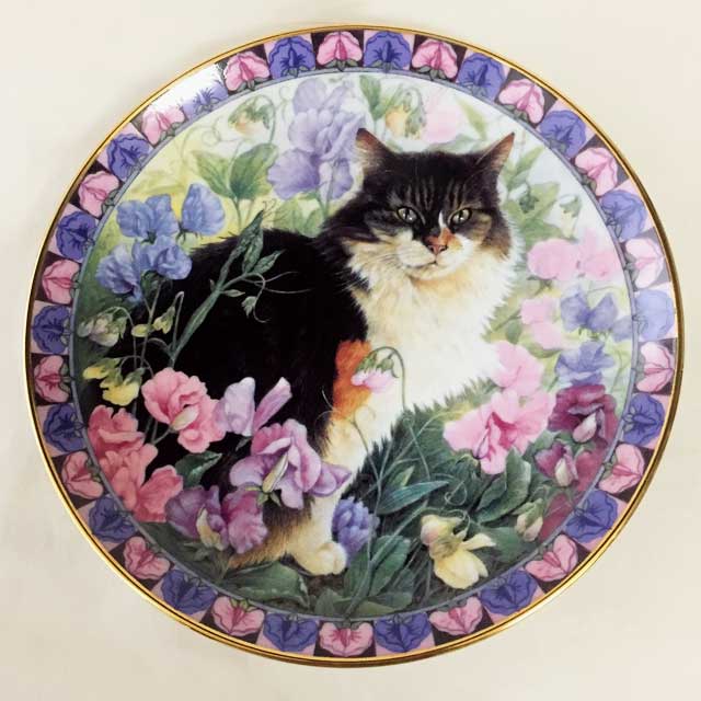 ダンバリーミント レズリー・アン・アイボリー猫の絵皿 Cats Among the Flowers AGNEATHA IN SWEET PEAS