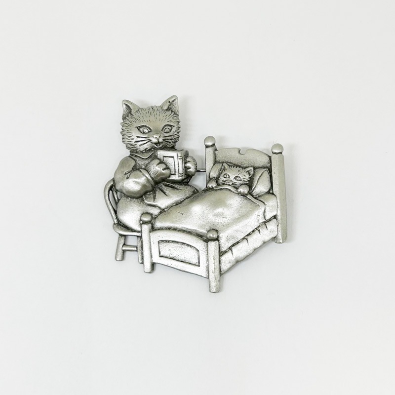 JJ Jonette Jewelry 子守する猫ちゃんのブローチ ジェイジェイ シルバートーン
