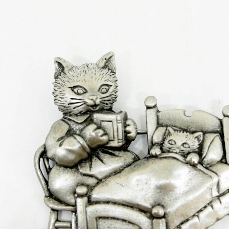JJ Jonette Jewelry 子守する猫ちゃんのブローチ ジェイジェイ シルバートーン