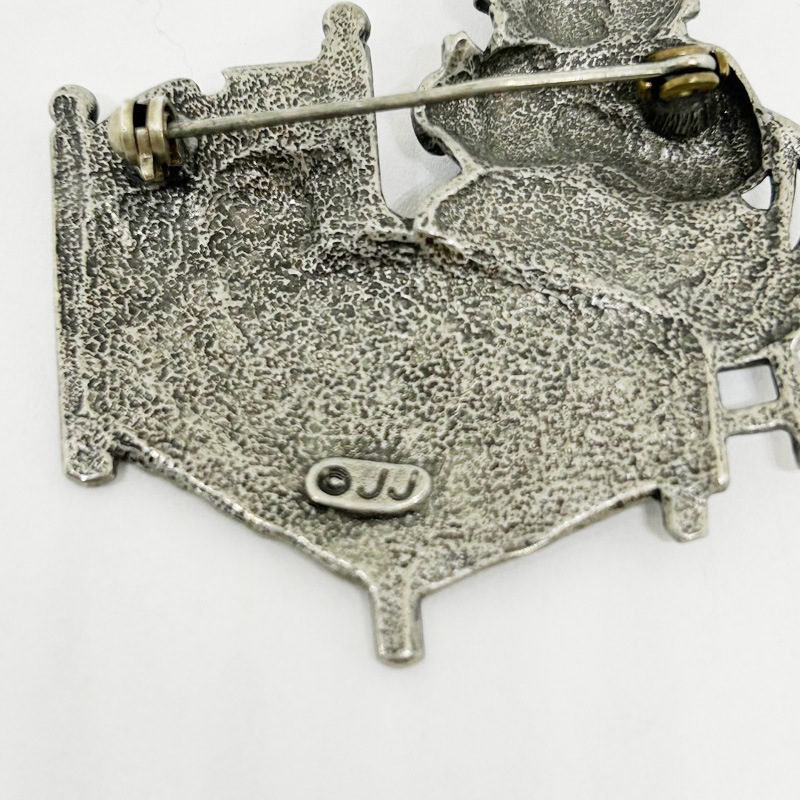 JJ Jonette Jewelry 子守する猫ちゃんのブローチ ジェイジェイ シルバートーン