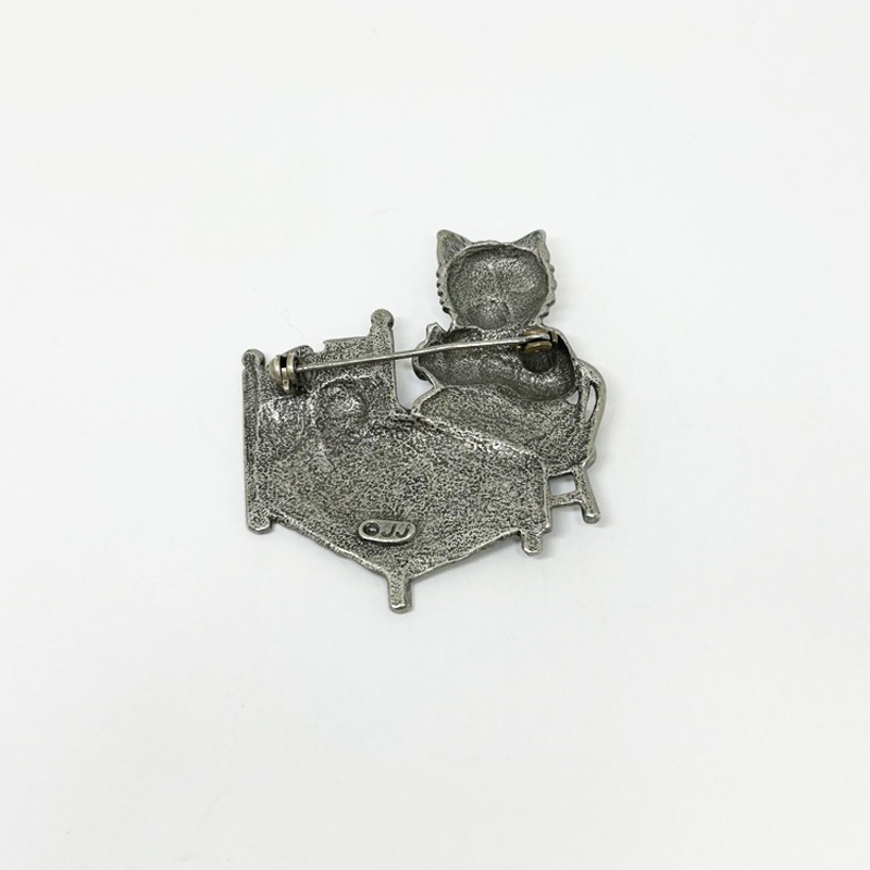 JJ Jonette Jewelry 子守する猫ちゃんのブローチ ジェイジェイ シルバートーン