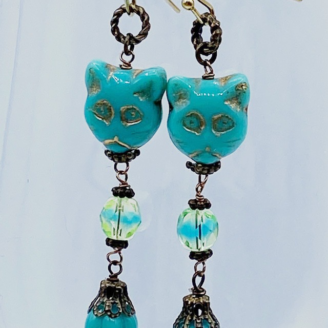 小さな猫の顔のビーズとウランガラスのピアス　ターコイズグリーン系　高橋幸恵デザイン