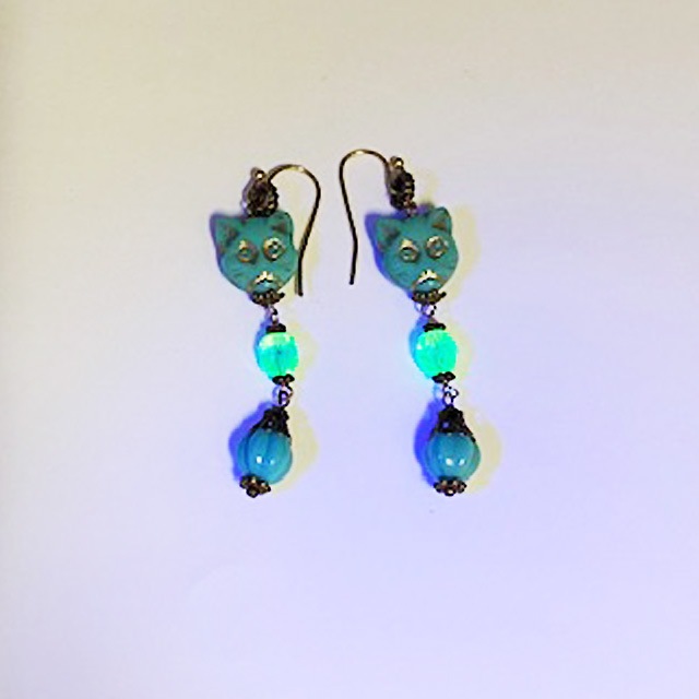 小さな猫の顔のビーズとウランガラスのピアス　ターコイズグリーン系　高橋幸恵デザイン