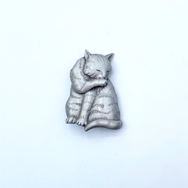 JJ Jonette 猫のヴィンテージブローチ　 毛繕いをする猫 ピューター製