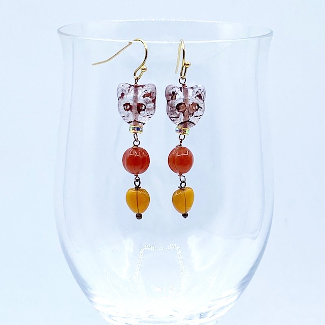 小さな猫の顔のビーズのピアス ブラウンベージュ系 高橋幸恵デザイン