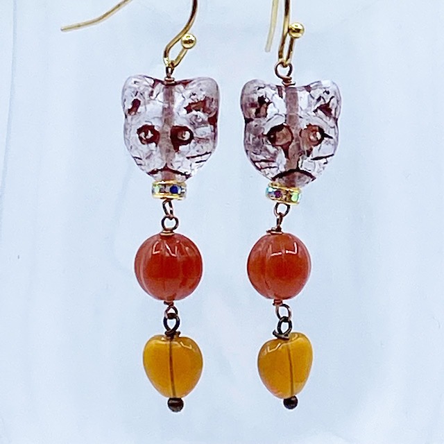 小さな猫の顔のビーズのピアス ブラウンベージュ系 高橋幸恵デザイン