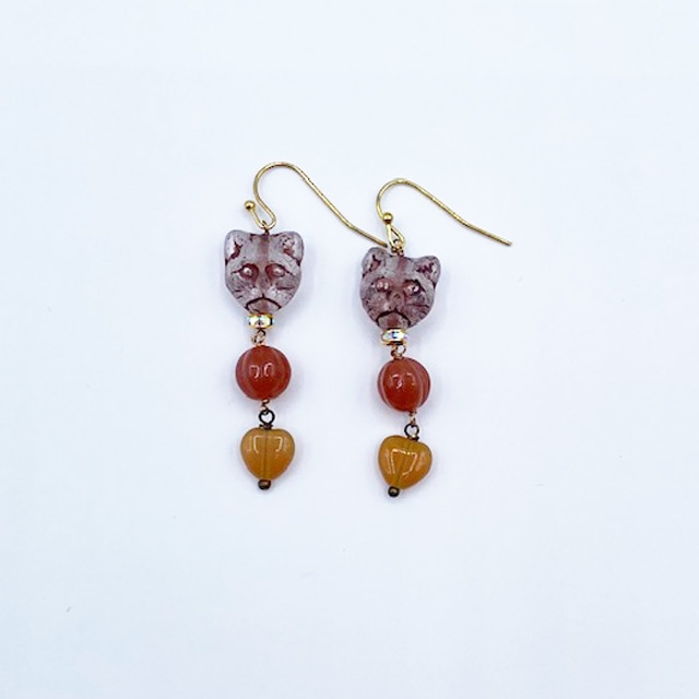 小さな猫の顔のビーズのピアス ブラウンベージュ系 高橋幸恵デザイン