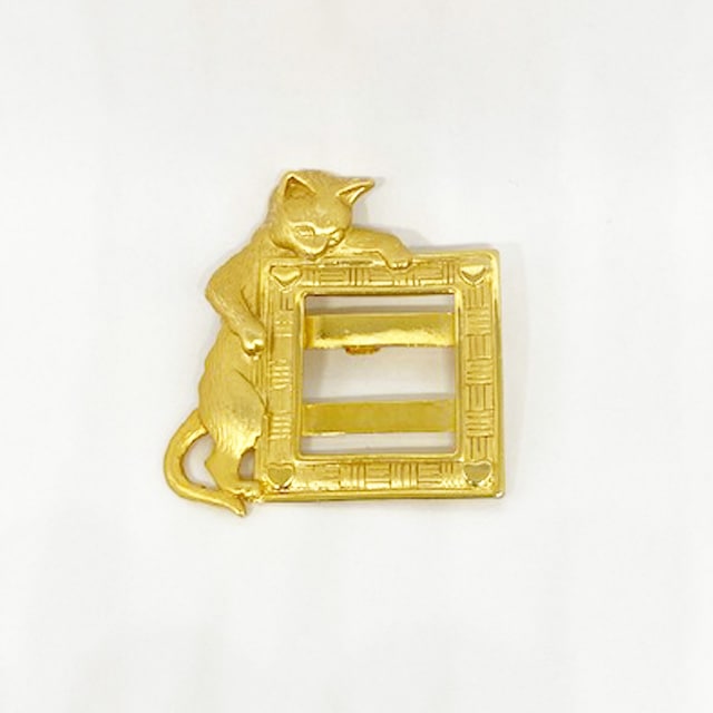 JJ Jonette Jewelry フレームをのぞく猫のブローチ ジェイジェイ