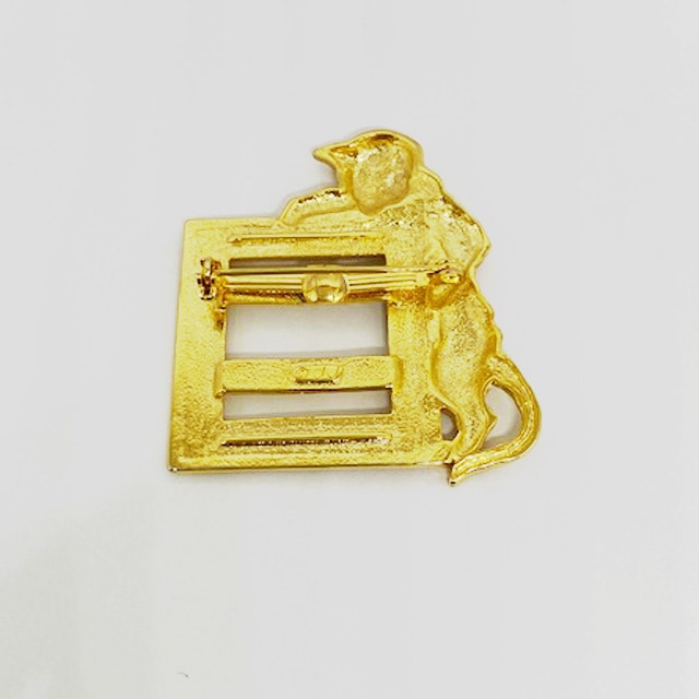 JJ Jonette Jewelry フレームをのぞく猫のブローチ ジェイジェイ