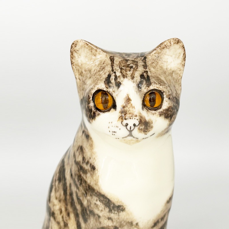 ウィンスタンレイキャット お座りキジトラ白猫ちゃん Winstanley Cat