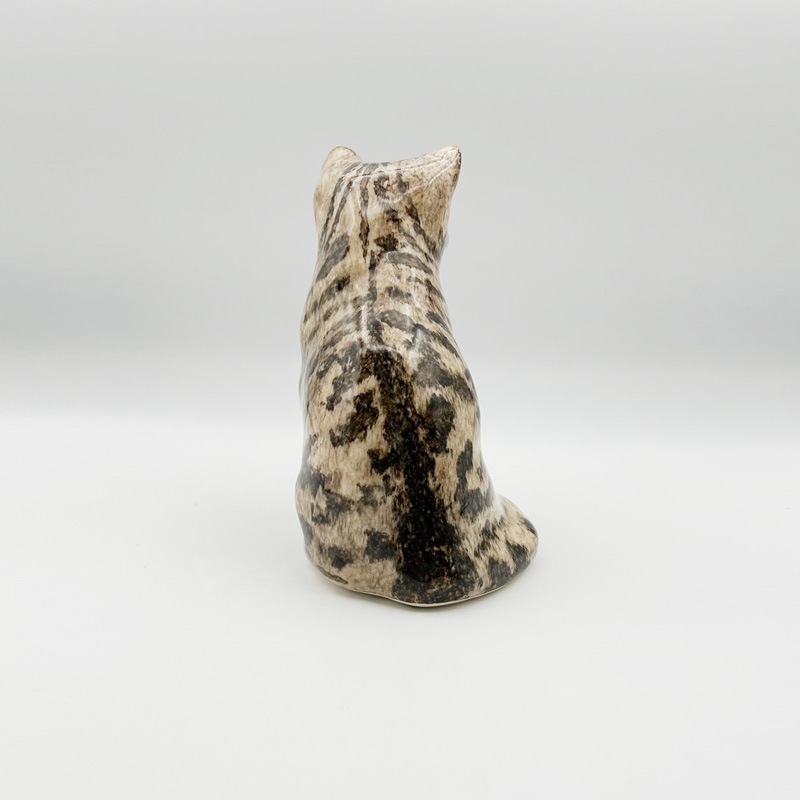 ウィンスタンレイキャット お座りキジトラ白猫ちゃん Winstanley Cat