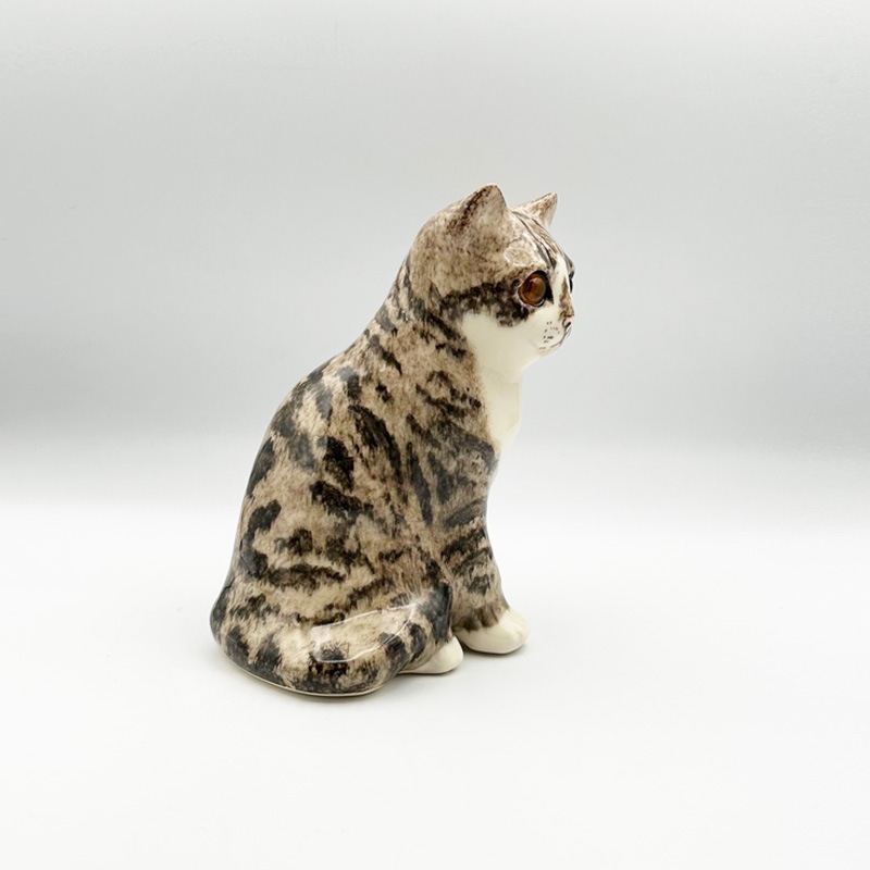 ウィンスタンレイキャット お座りキジトラ白猫ちゃん Winstanley Cat