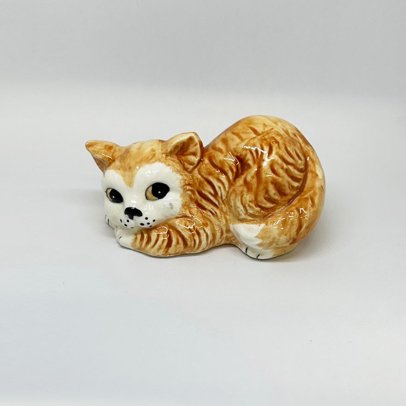 ヴィンテージ　尻上げ茶白猫フィギュリン　イギリス輸入品