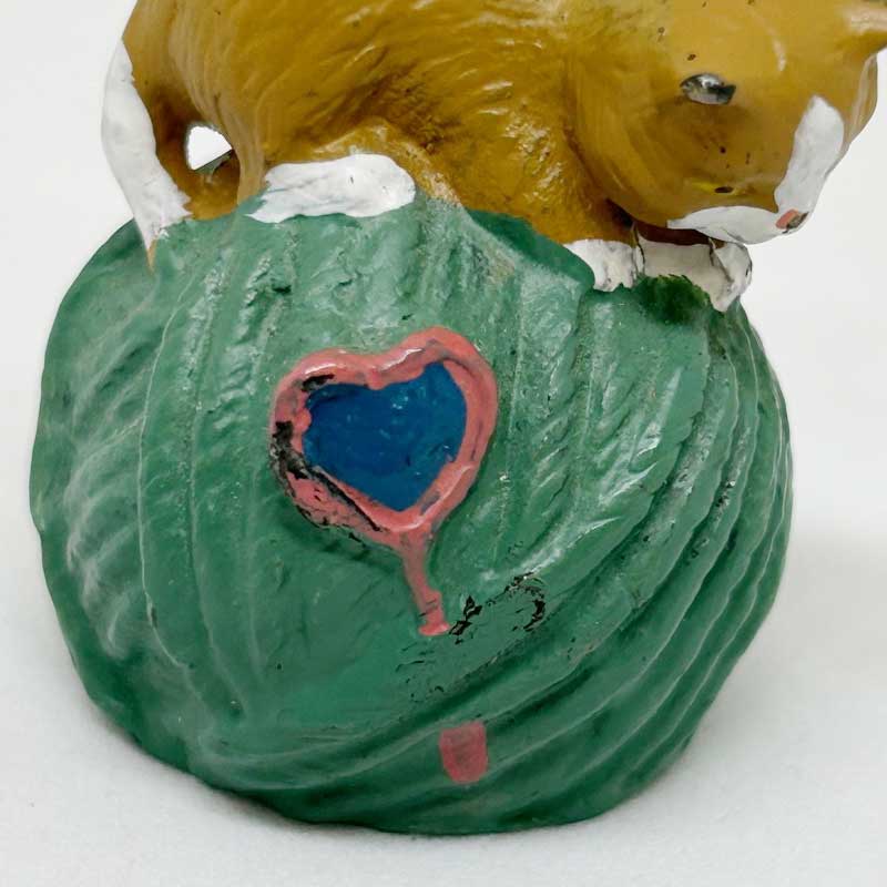 ENESCO 毛糸で遊び猫のミニチュア　メタルフィギュア　シンブル