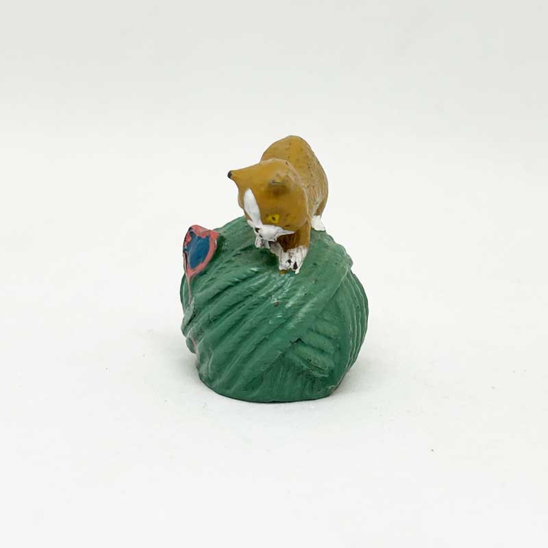 ENESCO 毛糸で遊び猫のミニチュア　メタルフィギュア　シンブル