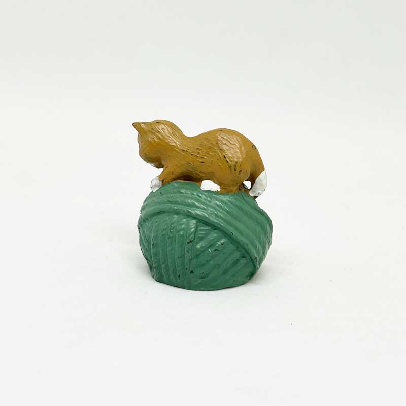 ENESCO 毛糸で遊び猫のミニチュア　メタルフィギュア　シンブル