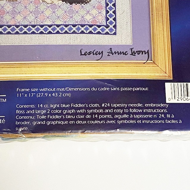 レズリーアイボリー 猫のクロスステッチ（ニードルポイント）キット　Agnetha on Mrs. Jones Cathedral Patchwork