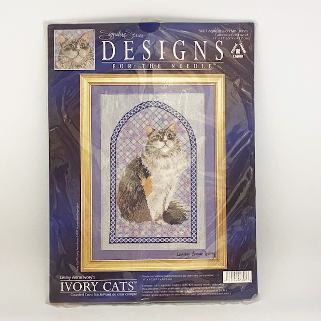 レズリーアイボリー 猫のクロスステッチ（ニードルポイント）キット　Agnetha on Mrs. Jones Cathedral Patchwork