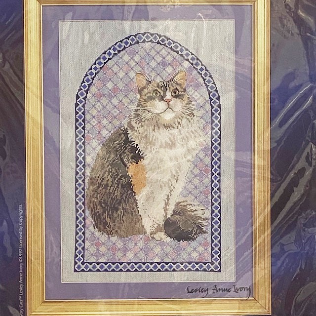 レズリーアイボリー 猫のクロスステッチ（ニードルポイント）キット　Agnetha on Mrs. Jones Cathedral Patchwork
